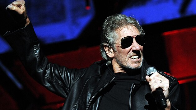 Roger Waters v ernm kabt s ervenou pskou na pai.