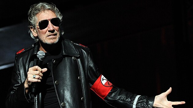 Roger Waters v ernm kabt s ervenou pskou na pai.