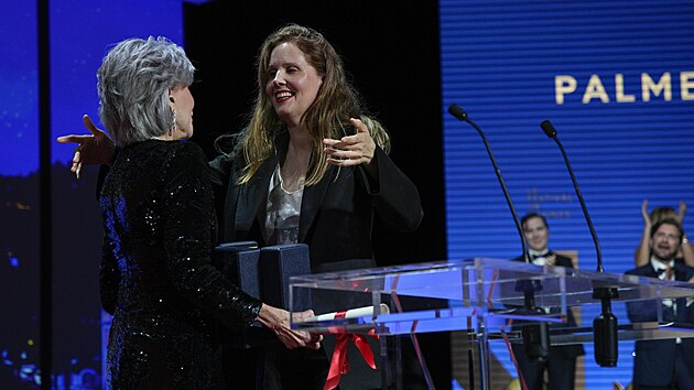 Justine Triet (vpravo) přebírá Zlatou palmu za film "Anatomie pádu", kterou jí předala Jane Fondová (vlevo) během slavnostního předávání cen na 76. mezinárodním filmovém festivalu v Cannes. (27. května 2023)