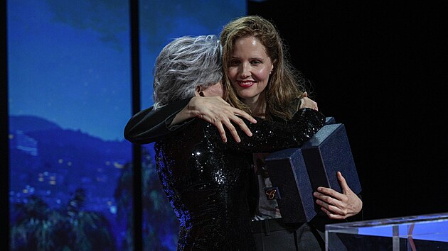 Justine Triet (vpravo) přebírá Zlatou palmu za film "Anatomie pádu", kterou jí předala Jane Fondová (vlevo) během slavnostního předávání cen na 76. mezinárodním filmovém festivalu v Cannes. (27. května 2023)