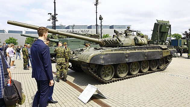 Tank T-72M1 a v pozad tank Leopard 2A4. Sovtsk tank, kter je stle v...