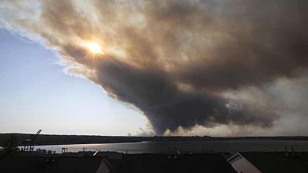 Kanadsk pstavn msto Halifax vyhlsilo v nedli veer stav nouze kvli lesnm porm, kter si vynutily evakuaci ohroench obyvatel a zpsobily vpadky proudu. (28. kvtna 2023)