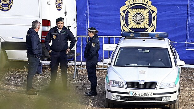 Policist hovo u operanho stanu pobl ndre na ece Arade. Portugalsk policie oznmila, e v ptch dnech obnov ptrn po Madeleine McCannov, kter zmizela v roce 2007 v regionu Algarve. (23. kvtna 2023)