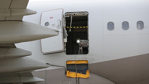 Airbus A321 spolenosti Asiana Airlines, jeho dvee otevel cestujc krtce ped pistnm na letiti v jihokorejskm Tegu (26. kvtna 2023)