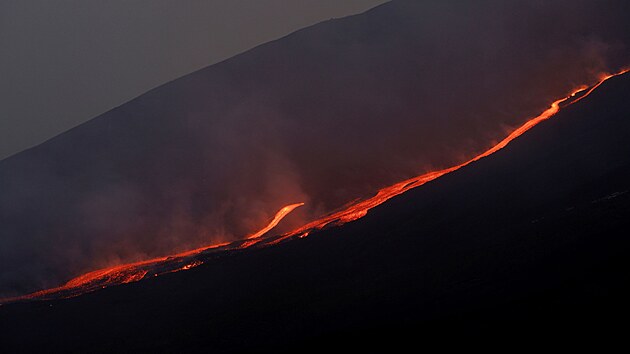 Lva stk z kopce pi erupci Etny, pohled z Pizzi Deneri na severn stran sopky na ostrov Siclie v italsk Katnii (31. kvtna 2022)