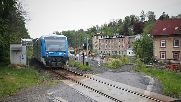U vlakové zastávky v Proseči vznikne společný přejezd vlaku a tramvaje.