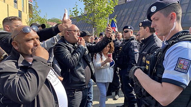 Skupina Romů přišla na demonstraci SPD v Liberci vyjádřit nesouhlas s názory a postoji Tomia Okamury. (24. května 2023)