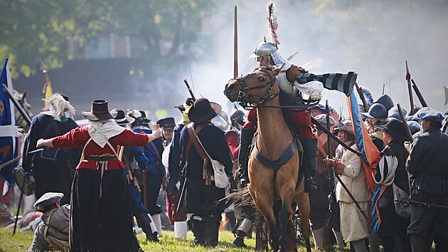 Součástí Valdštejnských slavností byla rekonstrukce bitvy. (20. května 2023)