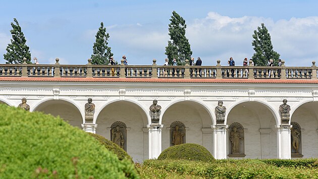 Po dvou letech obnovy se návštěvníci dočkali znovuotevření pochozí lávky na Kolonádě v Květné zahradě v Kroměříži. (květen 2023)