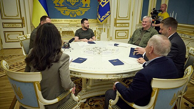 Americký senátor Lindsey Graham se na návštěvě Ukrajiny setkal s ukrajinským prezidentem Volodymyrem Zelenským. (26. května 2023)