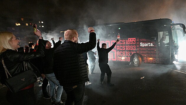 Autobus s fotbalisty Sparty p�ij�d� po dlouh� cest� z Uhersk�ho Hradi�t� do tr�ninkov�ho centra na pra�sk�m Strahov�. Na nov� �ampiony tam �ekali fanou�ci.