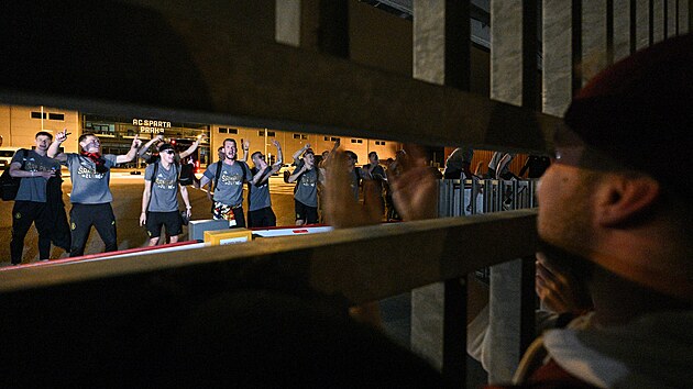 Autobus s fotbalisty Sparty dorazil po dlouh� cest� z Uhersk�ho Hradi�t� do tr�ninkov�ho centra na pra�sk�m Strahov�. Na nov� �ampiony tam �ekali fanou�ci.