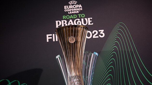 Trofej pro vítěze fotbalové Konferenční ligy, která vyvrcholí 7. června v pražském Edenu.