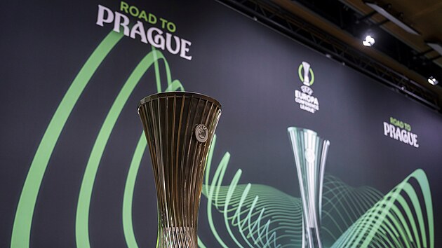 Pohár pro vítěze fotbalové Konferenční ligy, která vyvrcholí 7. června na stadionu v pražském Edenu.