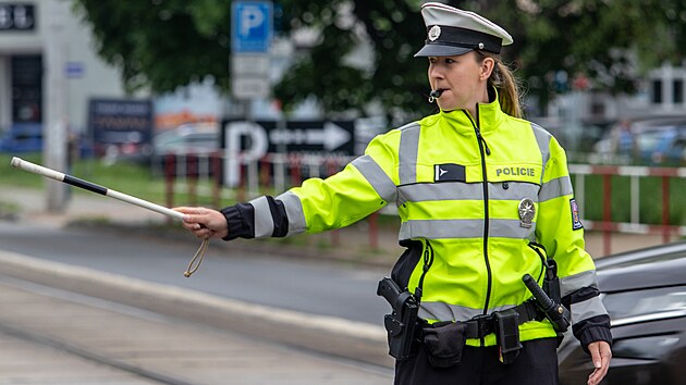 Regulovat dopravu na křižovatkách musejí umět i policistky. Ostravské soutěže se proto zúčastnila i Hana Šmatláková. (26. května 2023)
