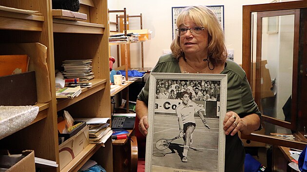 Jiřina Kábrtová ukazuje zarámovanou dobovou fotografii tenisové legendy a ostravského rodáka Ivana Lendla. (16. května 2023)
