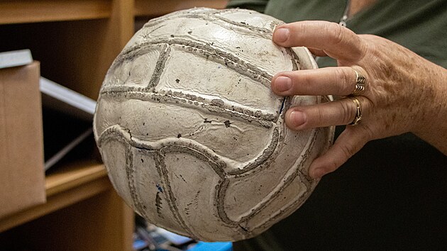 Ve sbírce ostravských sportovních artefaktů samozřejmě nesmějí chybět ani staré míče. (16. května 2023)
