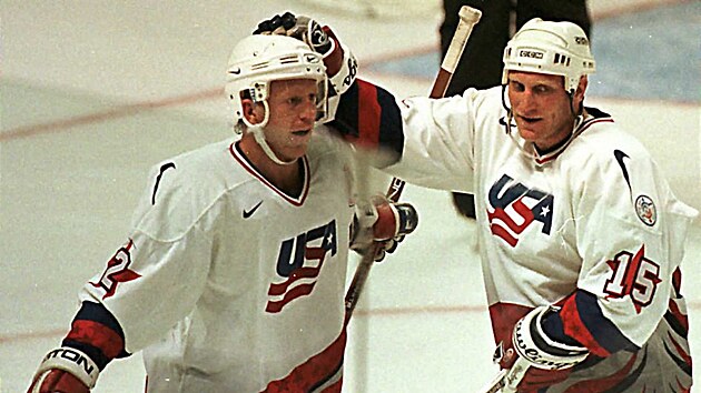 Brian Leetch (vlevo) a Brett Hull slav gl USA na Svtovm pohru proti Rusku...