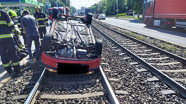 Zsah praskch hasi si v ptek dopoledne vydala nehoda auta a pevozov sanity v ulici Plzesk. Po nrazu auto skonilo na stee v tramvajovch kolejch. (26. kvtna 2023)
