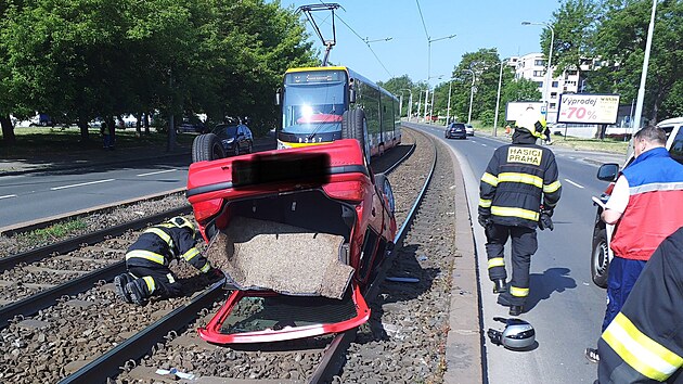 Zásah pražských hasičů si v pátek dopoledne vyžádala nehoda auta a převozové sanity v ulici Plzeňská. Po nárazu auto skončilo na střeše v tramvajových kolejích. (26. května 2023)