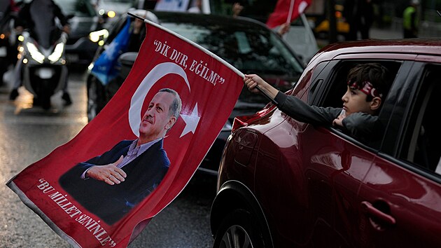 Pznivci tureckho prezidenta Recepa Tayyipa Erdogana slav jeho vtzstv ve volbch. Snmek pochz z Istanbulu. (28. kvtna 2023)