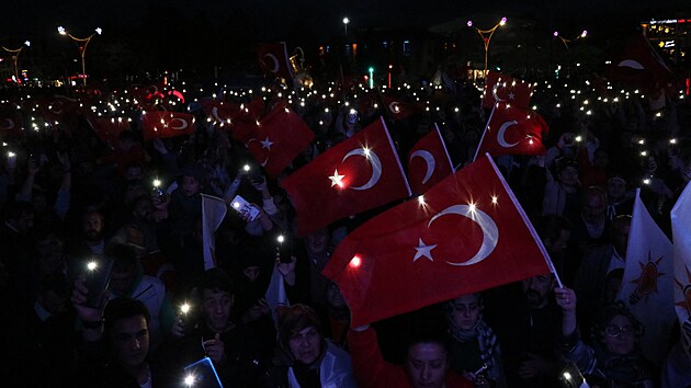 Pznivci tureckho prezidenta Recepa Tayyipa Erdogana slav jeho vtzstv ve volbch. Snmek pochz z Erzincanu. (28. kvtna 2023)