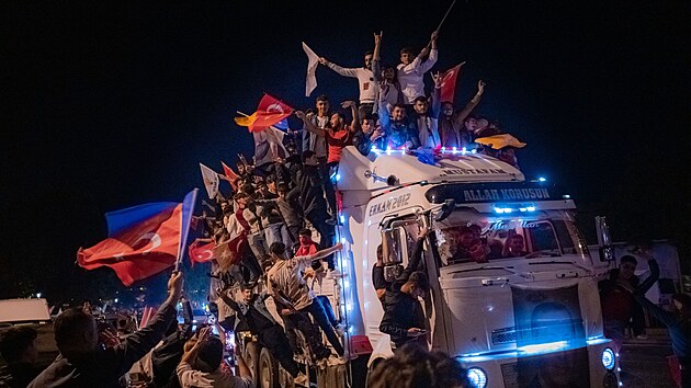 Příznivci tureckého prezidenta Recepa Tayyipa Erdogana slaví jeho vítězství ve volbách. Snímek pochází z Kahramanmaraşu. (28. května 2023)