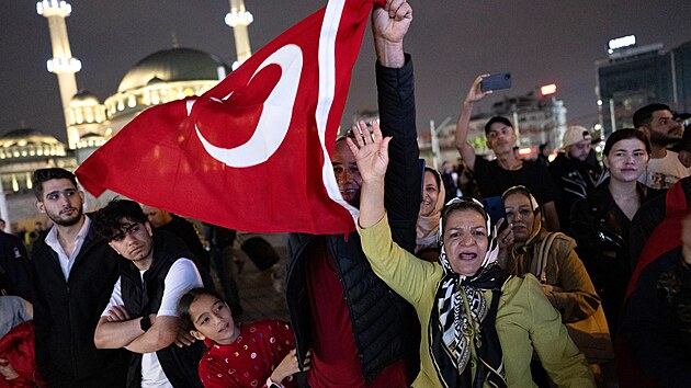 Příznivci tureckého prezidenta Recepa Tayyipa Erdogana slaví jeho vítězství ve volbách. Snímek pochází z Istanbulu. (28. května 2023)