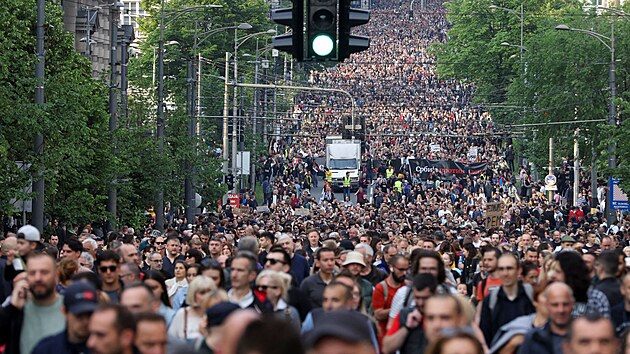 V Blehradu vyly do ulic destky tisc lid, jde u o tet demonstraci od hromadnch steleb, kter tento msc otsly Srbskem. (19. kvtna 2022)