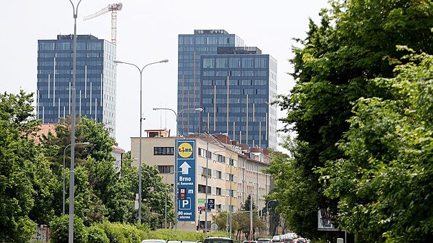 Po n�kladn� oprav� maj� brn�nsk� v��ky v �umavsk� ulici r��nou v��ku, zato podobn� vzhled. N�kte�� experti jej kritizuj� jako odbyt�.