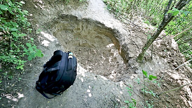 Na stezce vedoucí z Bílé hory v Brně do Juliánova někdo vykopal nebezpečnou jámu.