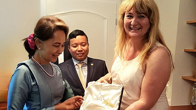 Šperkařka Olga Kopalová Rynešová s nositelkou Nobelovy ceny míru, myanmarskou disidentkou Aun Schan Su Ťij