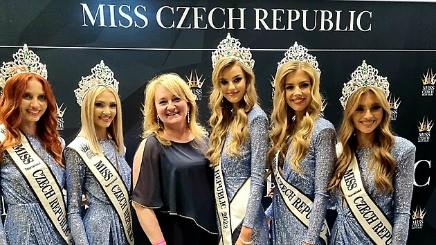 Finalistky Miss Czech Republic 2022 s korunkami od enr Bijoux, tet zleva perkaka Olga Kopalov Ryneov