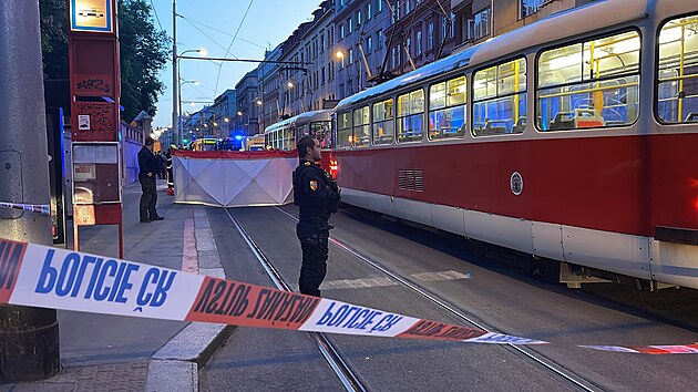 Muž si nevšiml tramvaje, která jela v protisměru, a ta ho srazila. (26. května 2023)