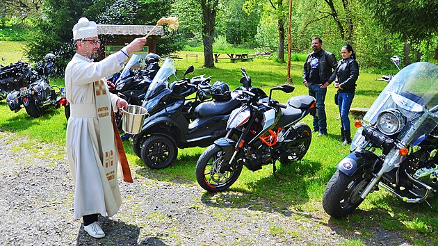 V pietn upraven ruin kostela ve Vysok se setkali motorki z regionu. Spolu s nimi tady byl i far eho Pavel Urban. Ten ehnal motocyklistm ve svatostnku a venku i jejich strojm.
