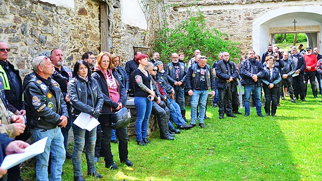 V pietn upraven ruin kostela ve Vysok se setkali motorki z regionu. Spolu s nimi tady byl i far eho Pavel Urban. Ten ehnal motocyklistm ve svatostnku a venku i jejich strojm.