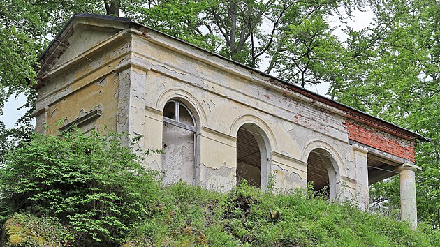 Na opravu čeká čajový pavilon zámku Kynžvart postavený v antickém stylu, ke kterému vede kamenné schodiště vetknuté do opěrné zdi. Zchátralý altán se vypíná v kopci nad zámeckým pivovarem.