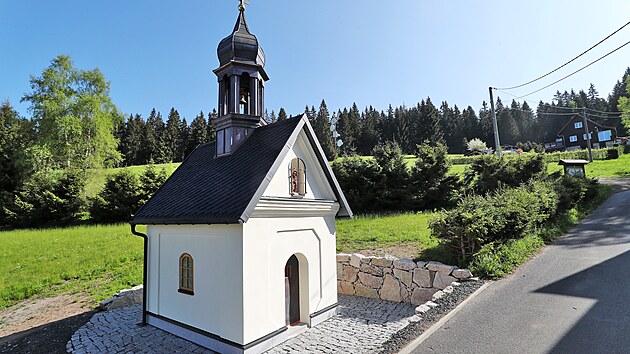 Obnoven barokn kaple Panny Marie Bolestn z prvn poloviny osmnctho stolet, kter stoj v Novch Hamrech.