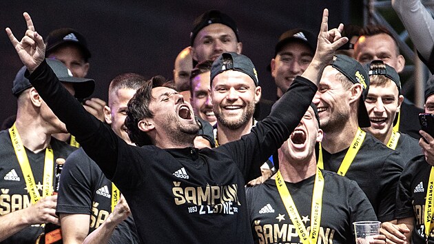 Sportovn editel Tom Rosick se pi oslavch titulu Sparty na Letensk plni odvzal.
