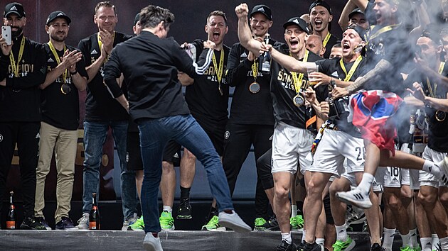 Sportovn editel Tom Rosick se pi oslavch titulu Sparty na Letensk plni odvzal.