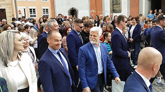 Prezident Petr Pavel v Jemnici. Na procházce centrem města ho doprovodily stovky lidí.