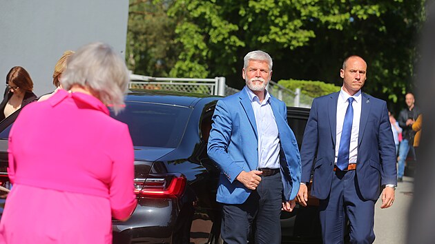 Prezident Petr Pavel s manželkou Evou přijel na první oficiální návštěvu Kraje Vysočina. U pelhřimovské základní školy ho přivítal hejtman Vítězslav Schrek a ředitelka Ivana Daňhelová.