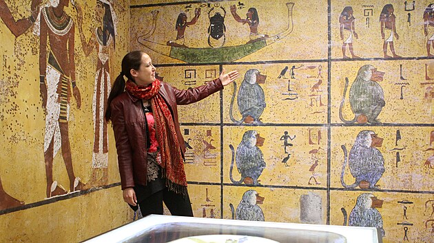 Pesn takovou vzdobu mla hrobka, do n byl uloen Tutanchamon. Kresby na stnch popisuje fka eskho egyptologickho stavu a spoluautorka vstavy Renata Landgrfov.