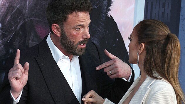 Na premiéře filmu Matka, v němž hraje Jennifer Lopezová hlavní roli, to vypadalo na manželskou hádku. Prý se však jen domlouvali, kde se mají po focení potkat s rodinou.