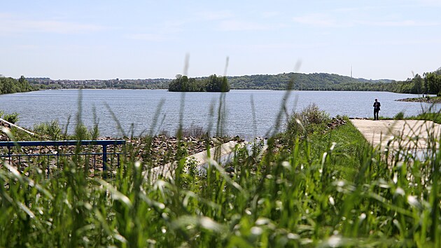 Rozsáhlá revitalizace Hlučínského jezera je po třech letech u konce. Jezero má nyní obnovenou hráz, lávky i nově zpevněné břehy.