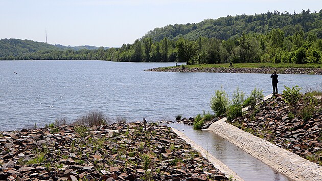 Rozsáhlá revitalizace Hlučínského jezera je po třech letech u konce. Jezero má nyní obnovenou hráz, lávky i nově zpevněné břehy.