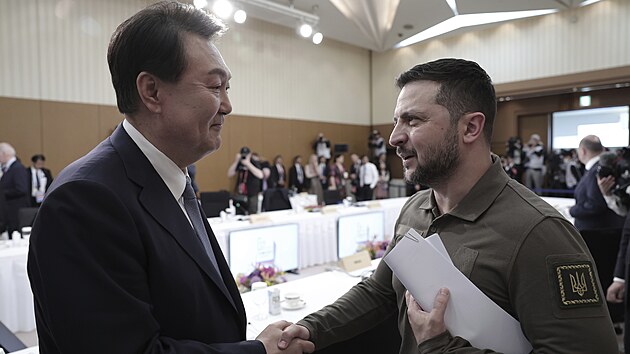 Ukrajinský prezident Volodymyr Zelenskyj na summitu G7 s jihokorejským prezidentem Jun Sok-jolem (21. května 2023)