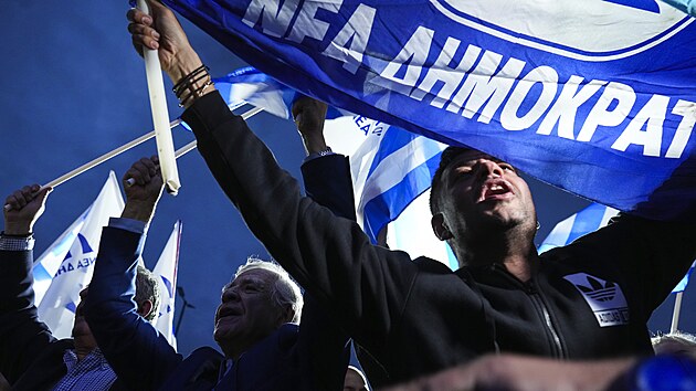 Příznivci řeckého premiéra a lídra Nové demokracie Kyriakose Mitsotakise...