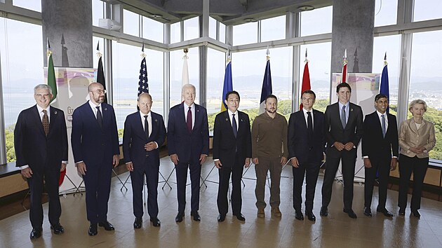 Ukrajinsk� prezident Volodymyr Zelenskyj (p�t� zprava) p�zuje se sv�tov�mi l�dry skupiny G7 v z�v�re�n� den summitu v japonsk� Hiro�im�. Zleva doprava jsou: Gianluigi Benedetti, italsk� velvyslanec v Japonsku, p�edseda Evropsk� rady Charles Michel, n�meck� kancl�� Olaf Scholz, americk� prezident Joe Biden, japonsk� premi�r Fumio Ki�ida, francouzsk� prezident Emmanuel Macron, kanadsk� premi�r Justin Trudeau, britsk� premi�r Rishi Sunak a p�edsedkyn� Evropsk� komise Ursula von der Leyenov�. (21. kv�tna 2023)