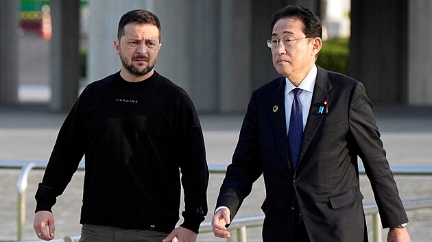 Ukrajinský prezident Volodymyr Zelenskyj a japonský premiér Fumio Kišida u Hirošimského památníku míru (21. května 2023)